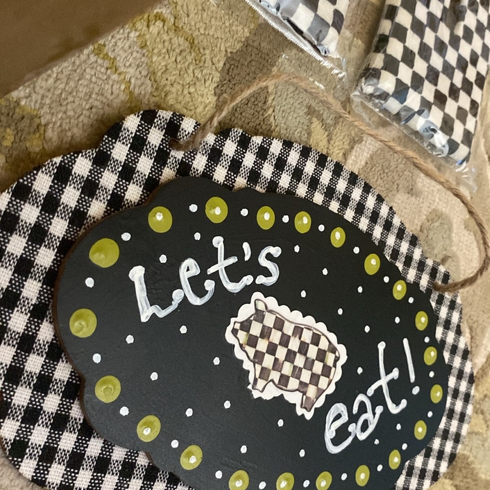 6PC 🐷BUNDLE🐷 —HANDPAINTED- hand made —MKC lovers! Switchplates & hanging decor - Picture 8 of 10